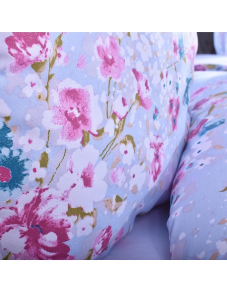 modre_obliecky_na_postel_s_kvetinovym_vzorom_EMI