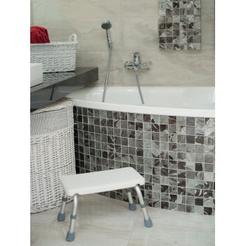 kupelnova_stolicka_do_vane