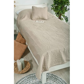 hnedy_prehoz_na_postel_emi