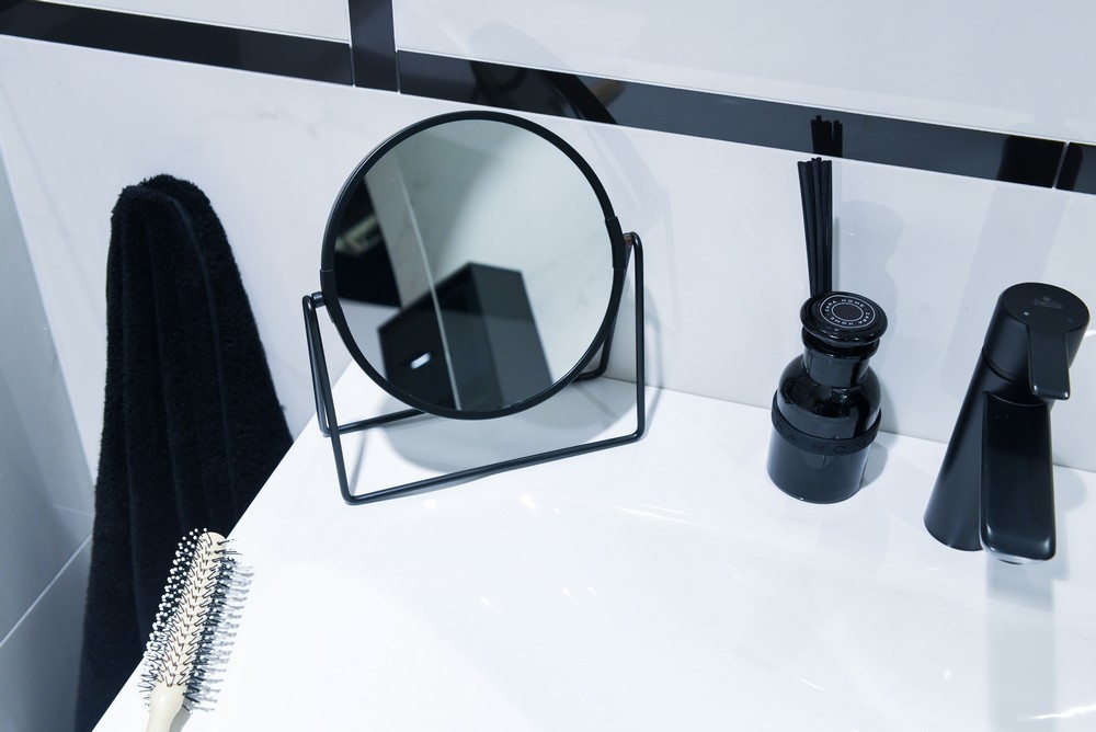 Zrkadlo na podstavci čierne