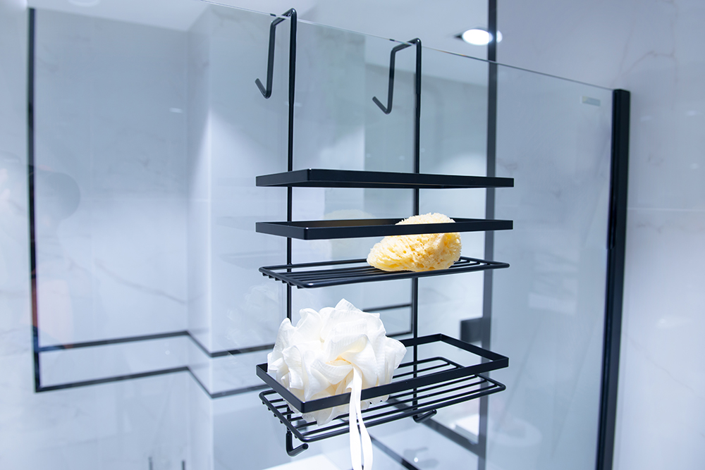 cierna zavesna polica do kupelne