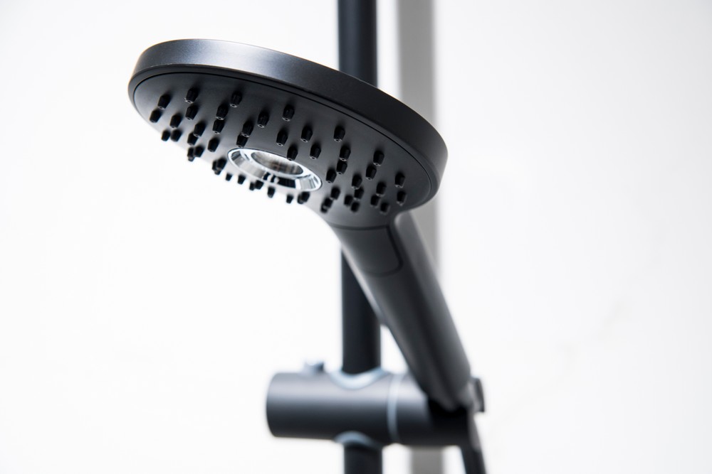 sprchovacia_hlavica_cierna