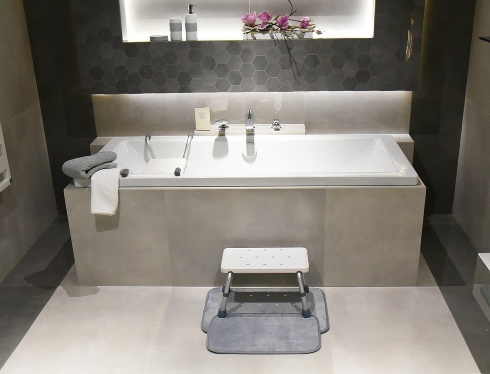 kupelnova_stolicka_do_vane