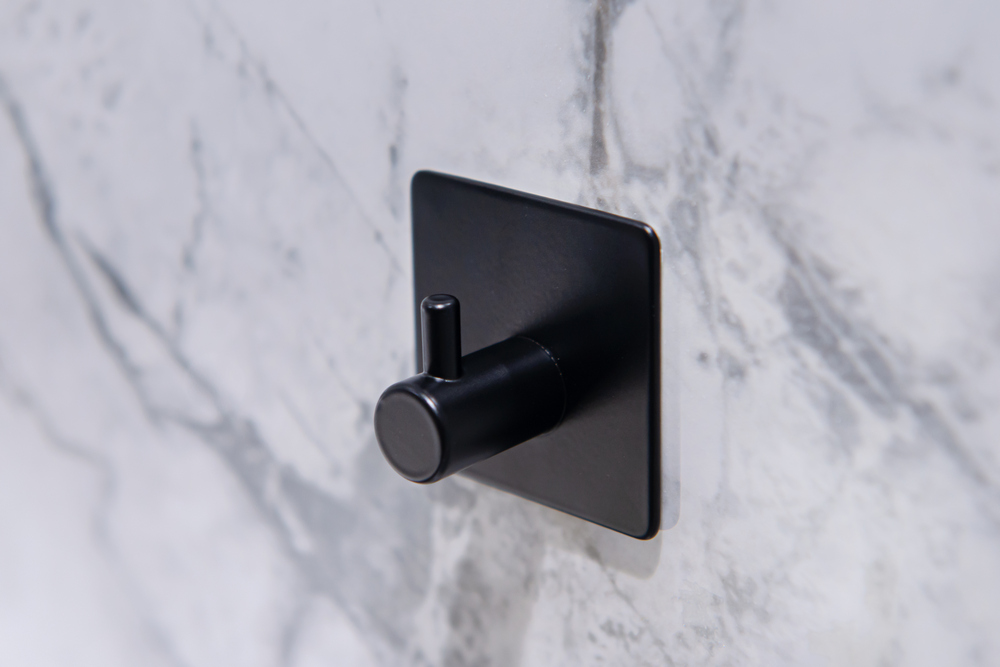 vesiak_na_stenu_cierny