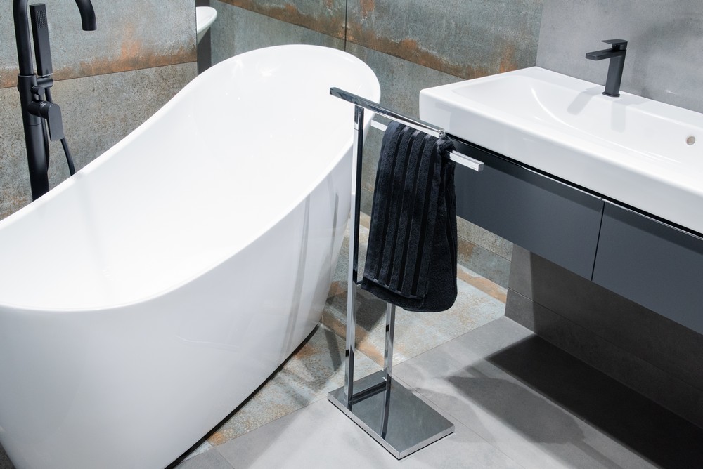 kupelnovy_vesiak_na_stojane