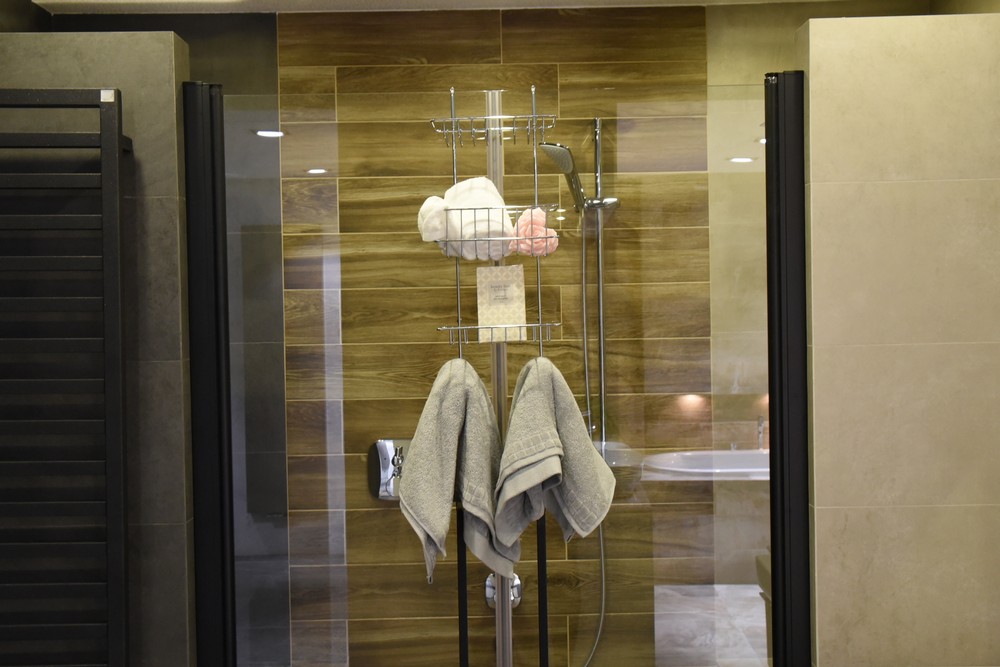 zavesna_chromovana_polica_do_kupelne