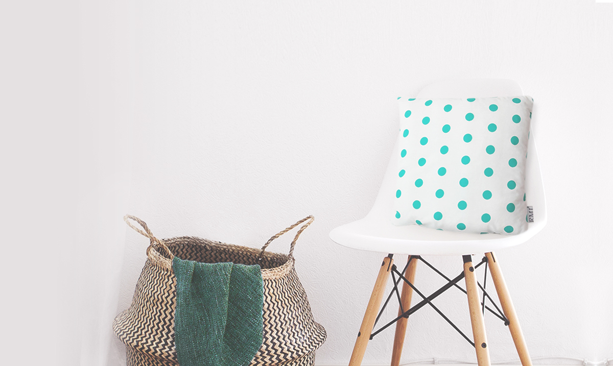 dekorativny vankus so vzorom bodiek