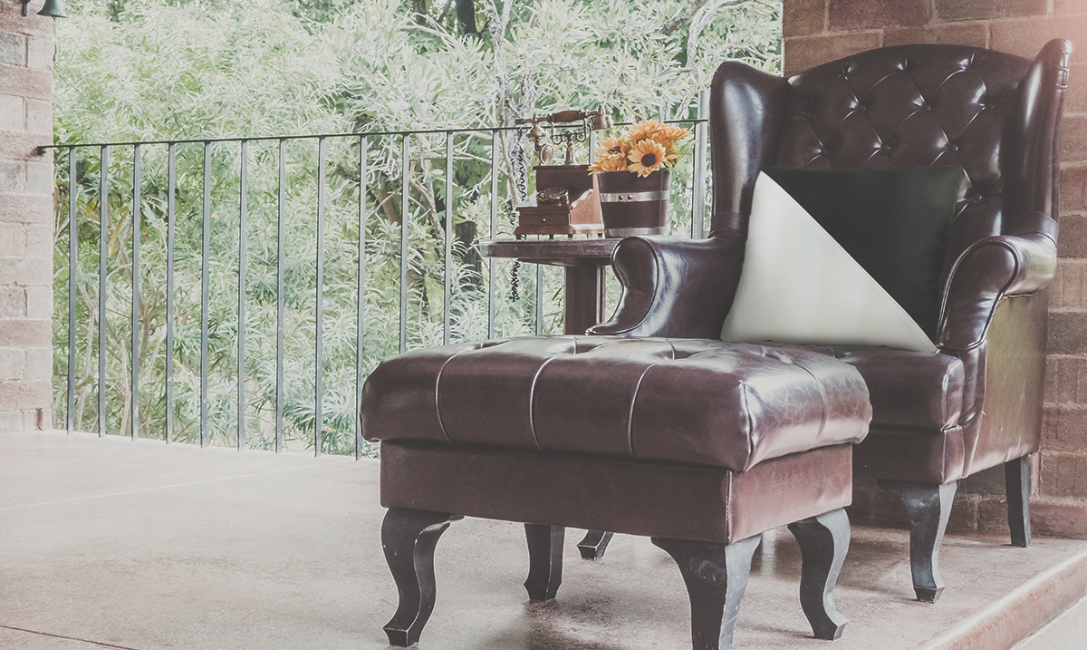 Čiernobiely dekoratívny vankúš z ekokože