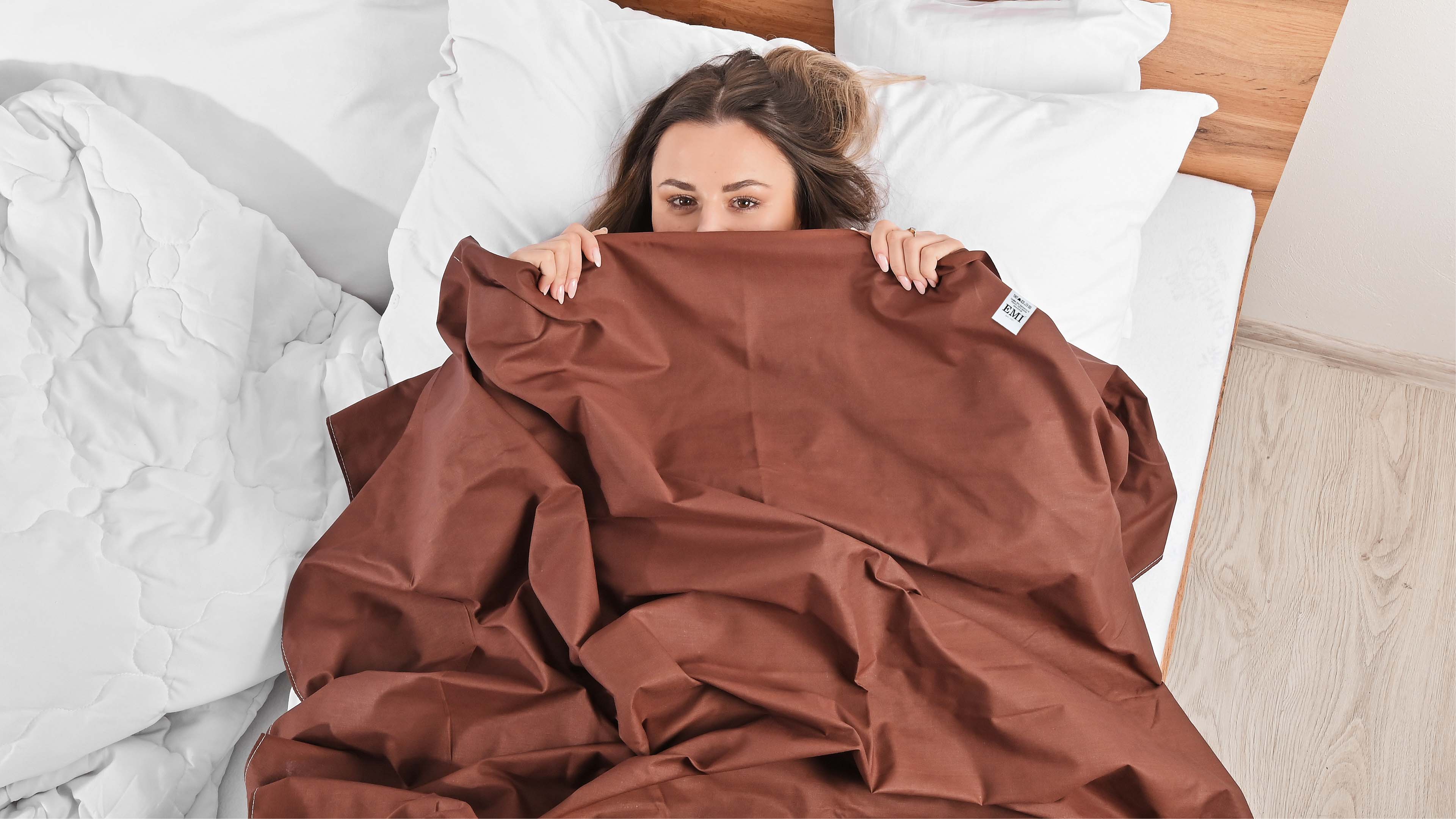 hneda_pevna_plachta_emi