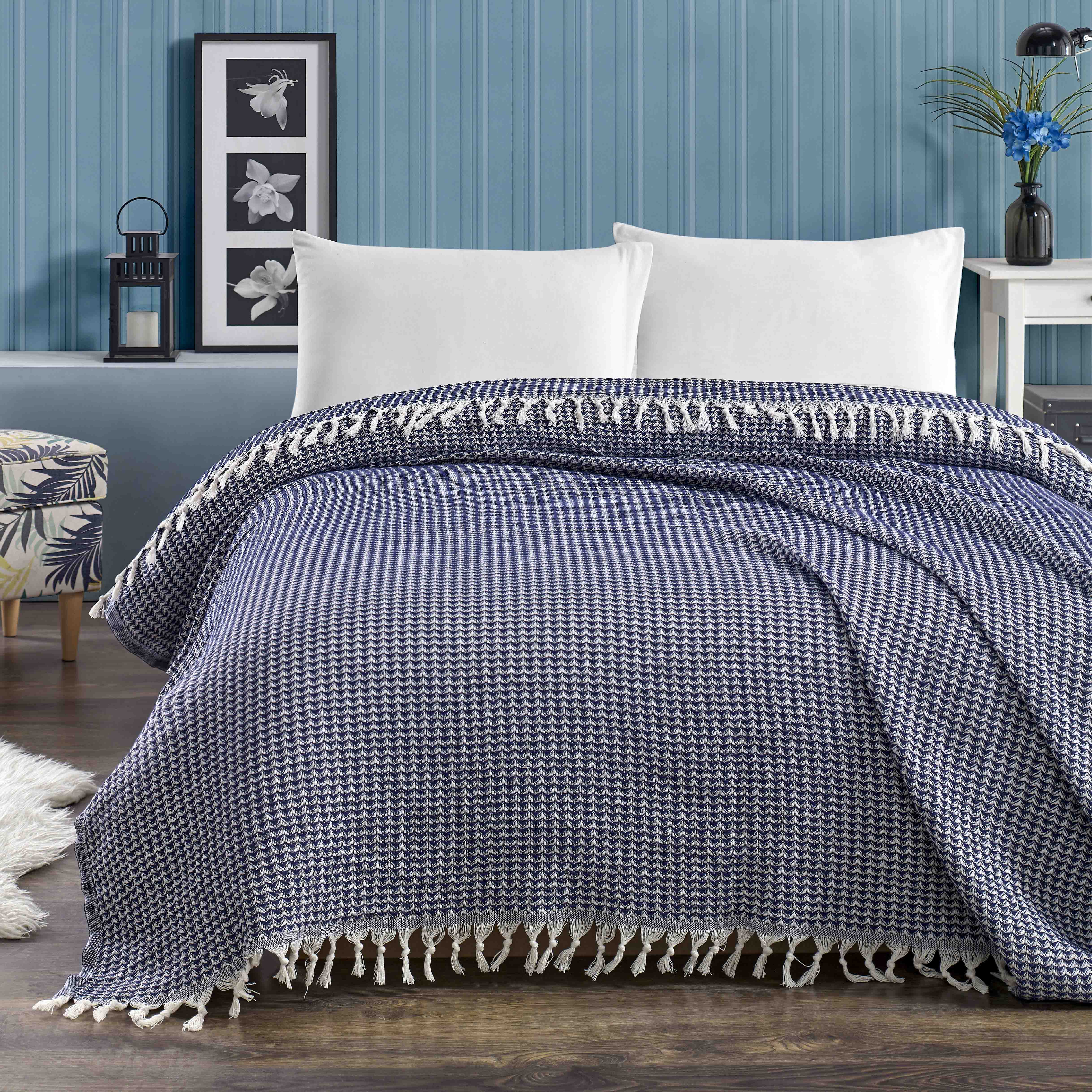 tmavomodrý prehoz na posteľ