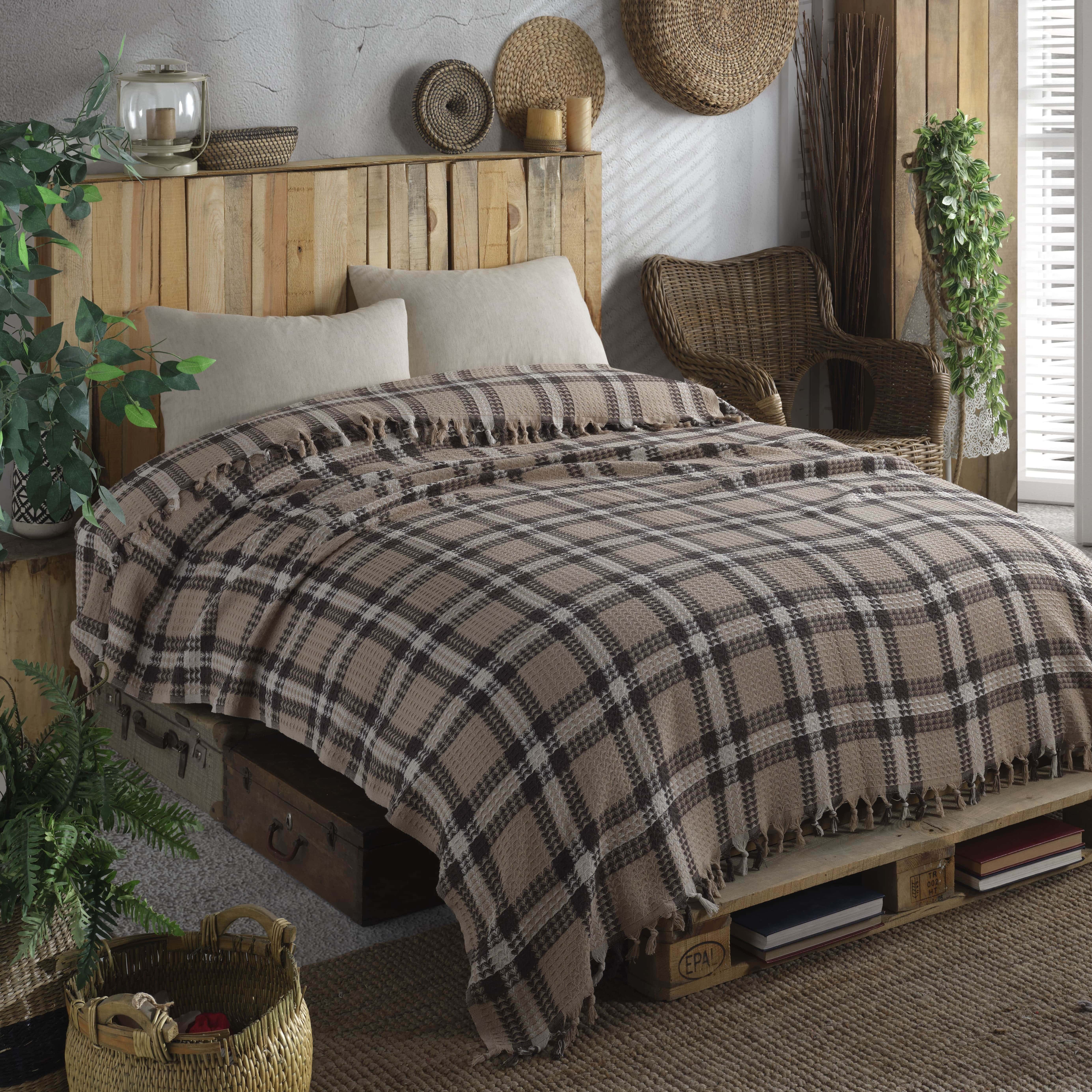 károvaný prehoz na manželskú posteľ