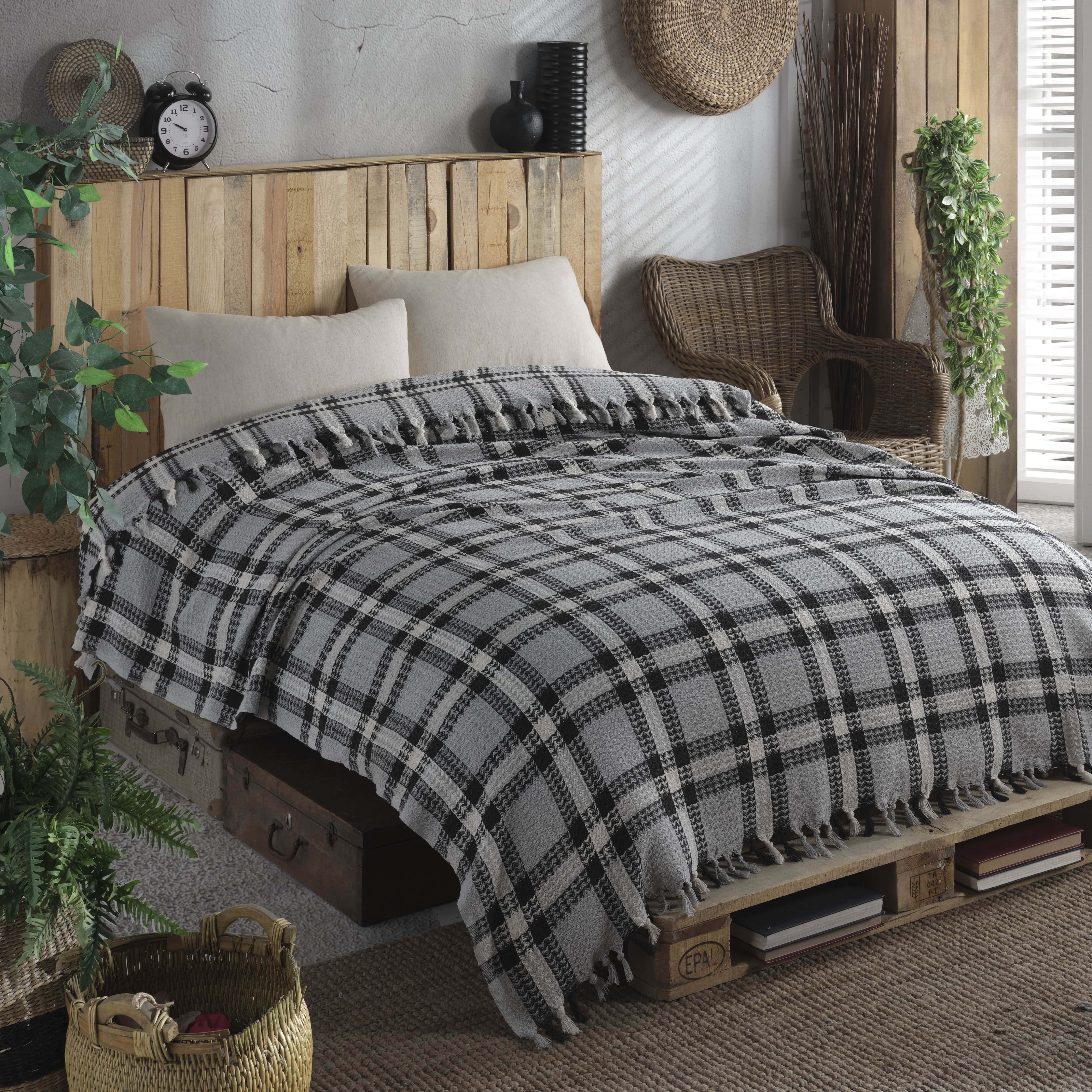 čierny posteľný prehoz