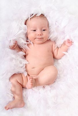 Bábätko ležiace v hniezde do postieľke