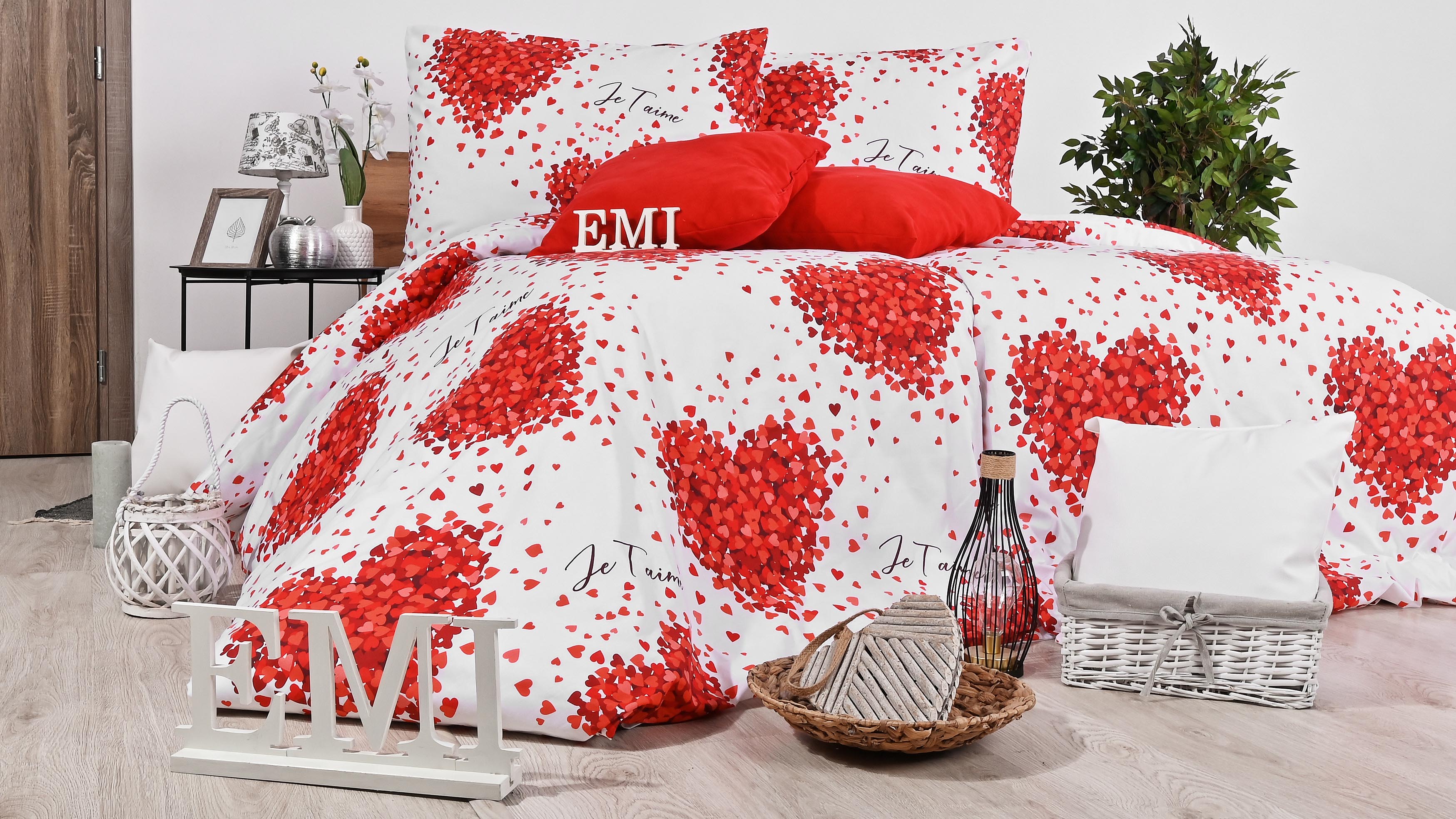 biele postelne obliecky so srdiečkami