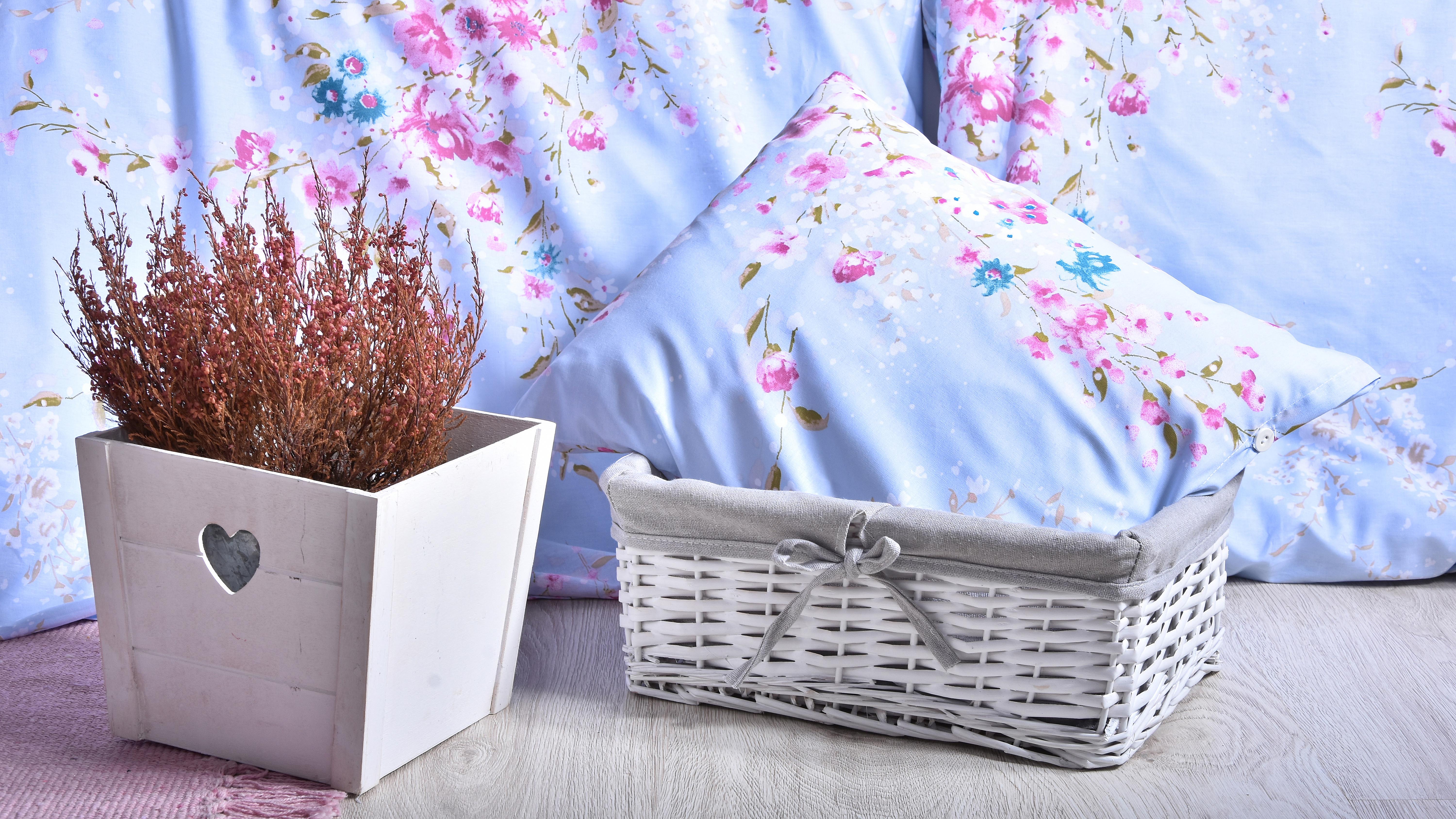 modre obliecky na postel so vzorom