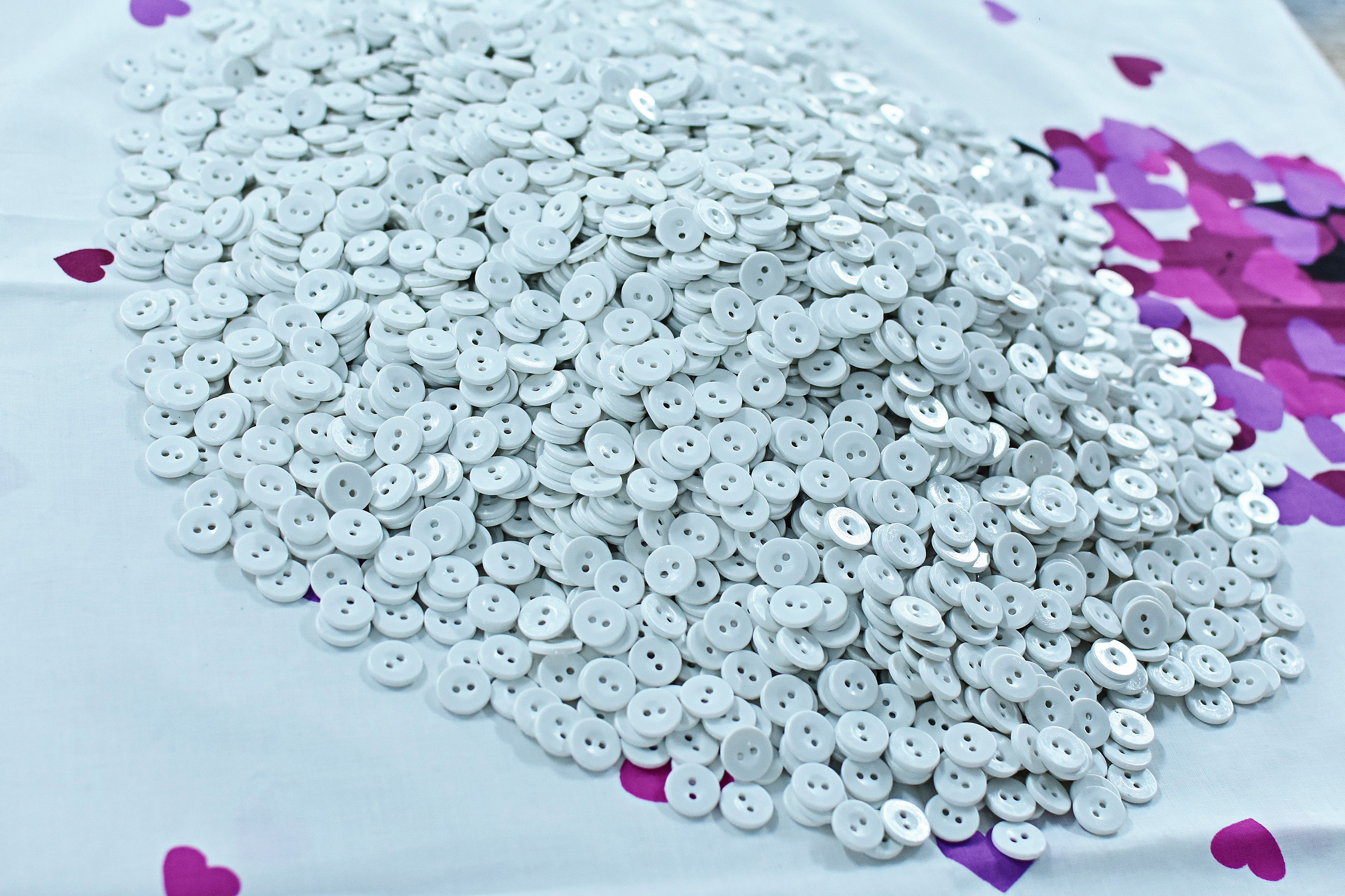 biely gombík s dvoma dierkami