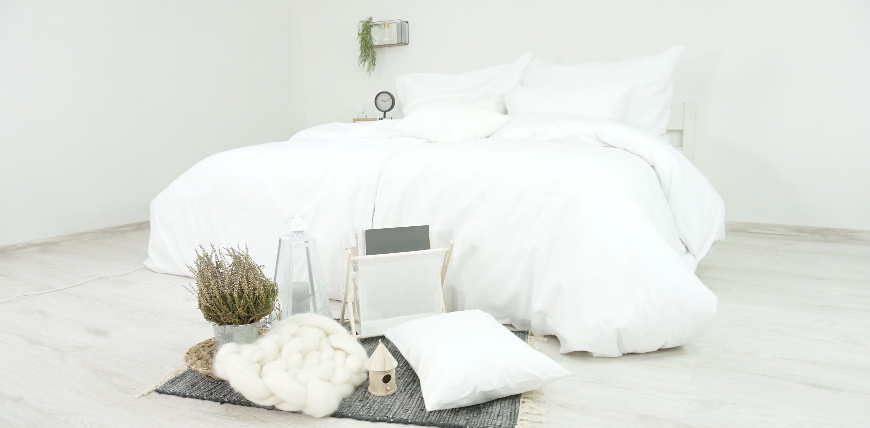 biele postelne obliecky