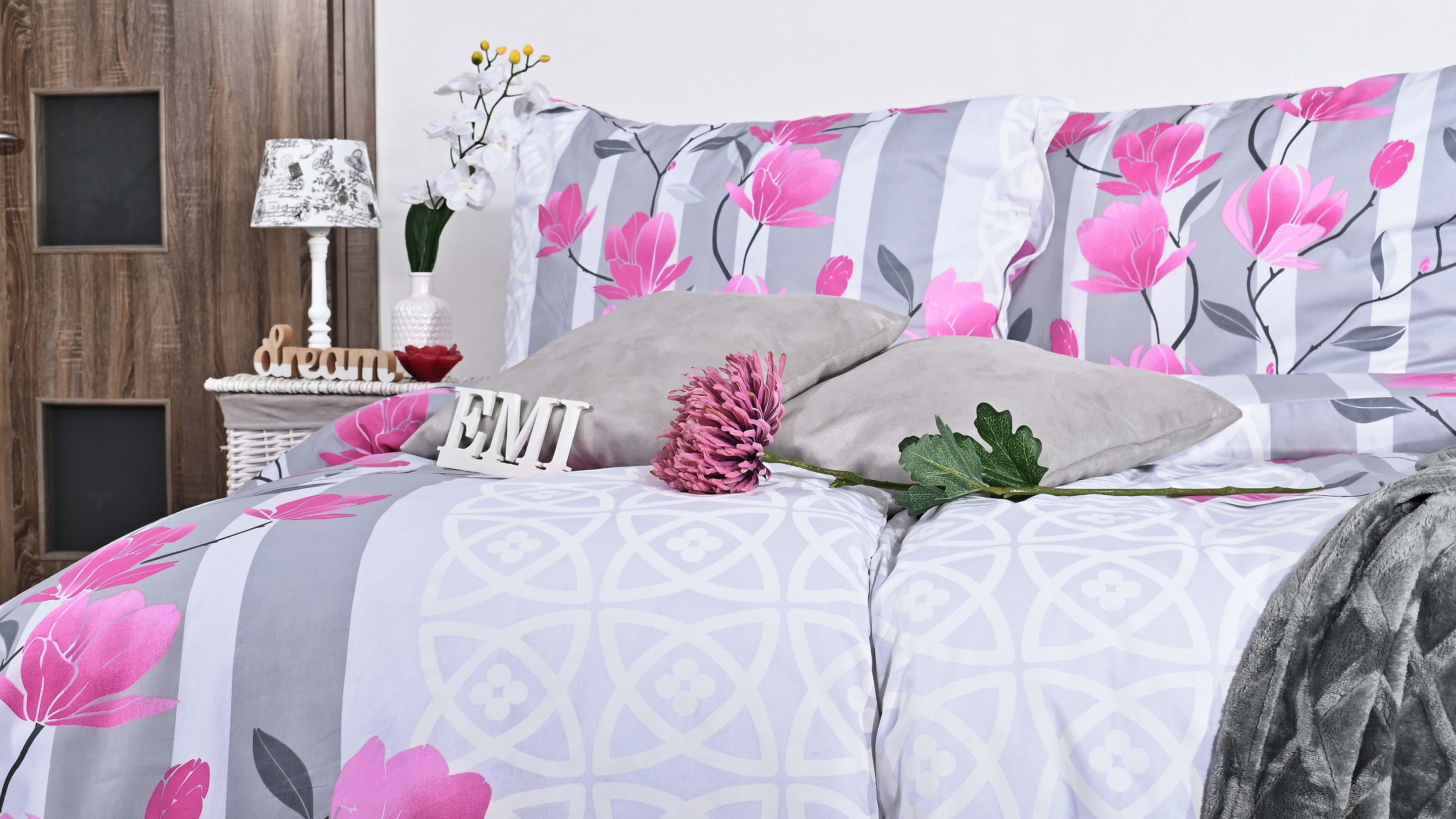 biele obliecky na postel so vzorom