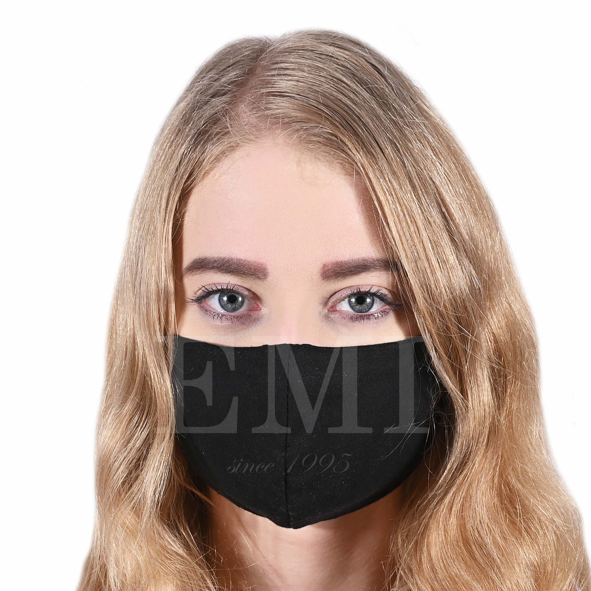 čierne rúško na tvár